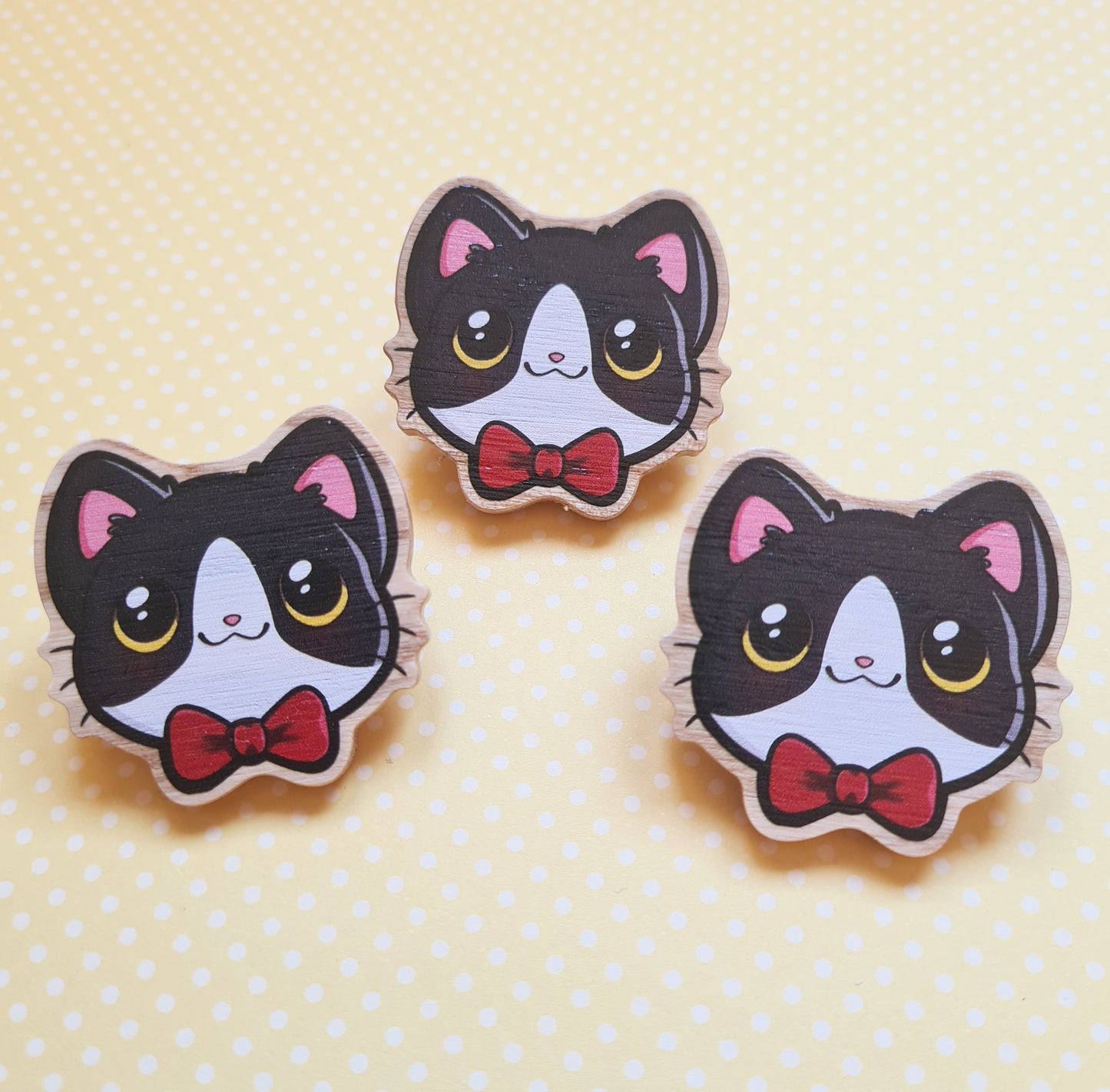 Pin de madera de Gato blanco y negro