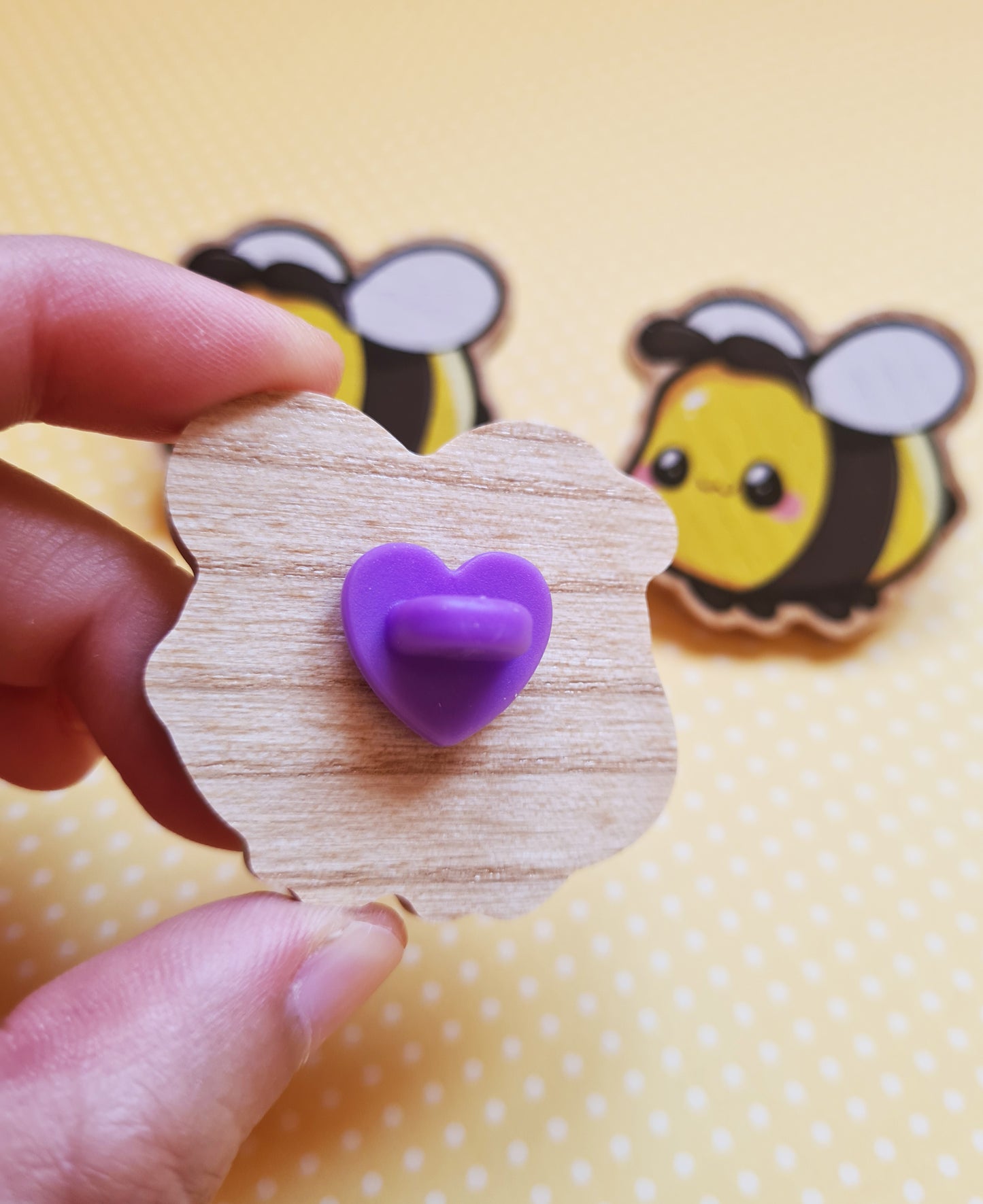 Pin de madera de Abeja